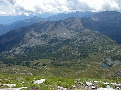 Dalla vetta , i due laghi, il Rifugio e davanti a noi la Cima Verosso